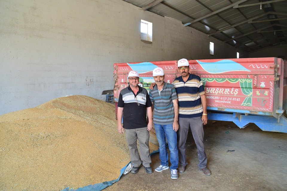 ÇİFTÇİLERİMİZ'DEN KUYDER EĞİTİME 17 TON BUĞDAY YARDIMI