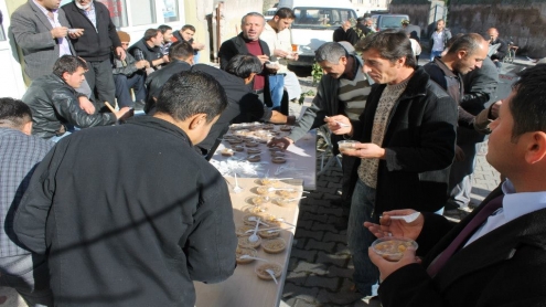 DERİNKUYU'DA  AŞURE İKRAMI BÜYÜK İLGİ GÖRDÜ