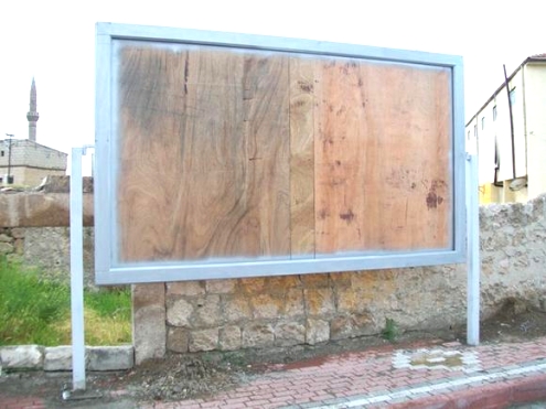 DERİNKUYU' YA İLK KEZ REKLAM PANOLARI DİKİLDİ 